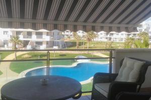 balkon ze stołem i widokiem na basen w obiekcie Comfortable Apartment in Almería with Shared Pool - 72 m² w mieście Retamar +8 zdjęć