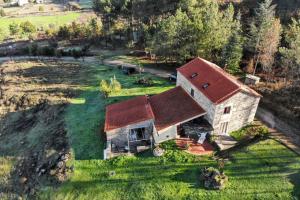 una vista aérea de una casa con techo rojo en Cozy House in Seia with Fireplace, en Faia