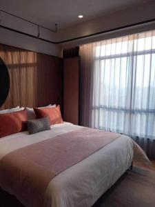 Postel nebo postele na pokoji v ubytování Citadines Gu Bei Shanghai