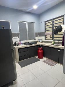una gran cocina con una boca de incendios roja. en Cameron Lavender Homestay, en Cameron Highlands 53 fotos más
