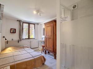 拉克吕萨Appartement 7 pers, 3 chambres, Wifi, Animaux acceptés, La Clusaz - FR-1-818-40的一间带床和窗户的小卧室 更多3张照片