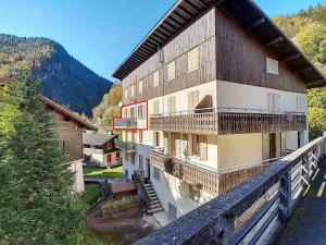 拉克吕萨Appartement 7 pers, 3 chambres, Wifi, Animaux acceptés, La Clusaz - FR-1-818-40的一座大型建筑的侧面设有阳台