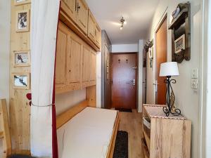 En eller flere senge i et værelse på La Clusaz : Beau Duplex ** - 5 pers, Animaux admis - FR-1-818-78