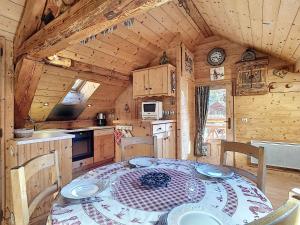 拉克吕萨Charmant appartement 4 pers avec WIFI et animaux acceptés - La Clusaz - FR-1-818-99的小屋内的厨房配有圆桌