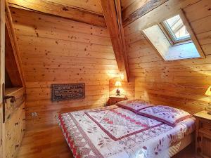 拉克吕萨Charmant appartement 4 pers avec WIFI et animaux acceptés - La Clusaz - FR-1-818-99的木屋里有一张床的卧室