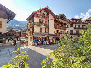 拉克吕萨Charmant appartement 4 pers avec WIFI et animaux acceptés - La Clusaz - FR-1-818-99的一座大楼，外面站着一些人