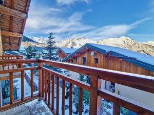 una vista dal balcone di una cabina nella neve di Chalet luxueux 12 pers, sauna, cheminée et parking à Saint-Martin-de-Belleville - FR-1-344-1226 a Saint-Martin-de-Belleville