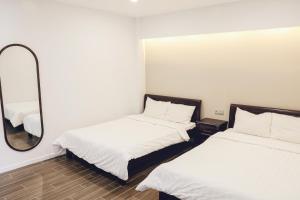 Postel nebo postele na pokoji v ubytování Vĩnh Tuấn Hotel