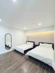 Postel nebo postele na pokoji v ubytování Vĩnh Tuấn Hotel