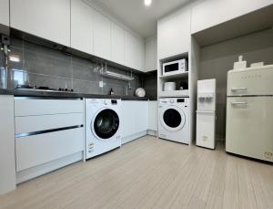 Kuhinja oz. manjša kuhinja v nastanitvi Eunhasu D&M Residence
