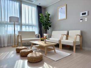 Predel za sedenje v nastanitvi Eunhasu D&M Residence