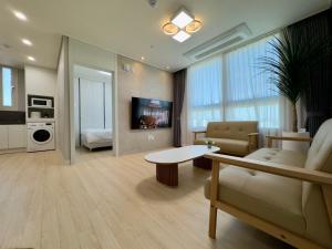 TV in/ali zabaviščno središče v nastanitvi Eunhasu D&M Residence