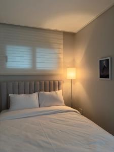 Postelja oz. postelje v sobi nastanitve Eunhasu D&M Residence