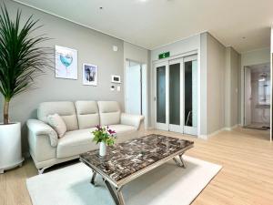 Predel za sedenje v nastanitvi Eunhasu D&M Residence