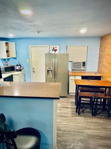 Η κουζίνα ή μικρή κουζίνα στο SanAnto Inn +29 φωτογραφίες