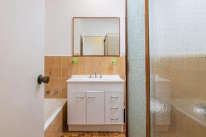 Ένα μπάνιο στο The Dunes 8,38 Marine Dr - complex pool, tennis court and Wi-Fi +23 φωτογραφίες