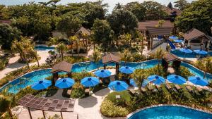 圣费尔南多奥瑞奥拉联盟酒店的蓝伞,享有度假村的空中景色