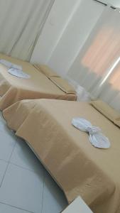 two beds in a hospital room with their sheets at Granito e Jasmin in Conde