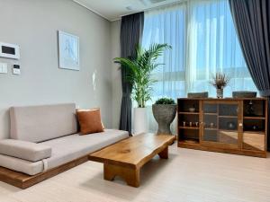 Predel za sedenje v nastanitvi Eunhasu D&M Residence