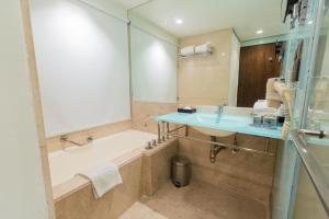 Koupelna v ubytování Hotel Royal Orchid Bangalore