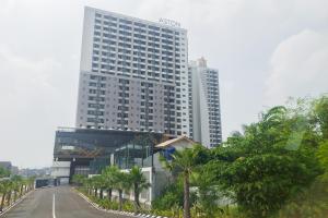 un palazzo alto con una strada davanti di Homey and Comfort Stay Studio Apartment at Anwa Residence By Travelio a Tangerang