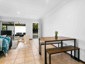 Χώρος καθιστικού στο Coastal Charm 2br By River & Beach +5 φωτογραφίες