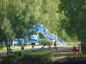 un grupo de personas en un parque con un tobogán en Crosta Brava, en Großdubrau