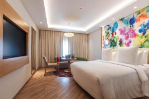 Postel nebo postele na pokoji v ubytování Hotel Royal Orchid Bangalore