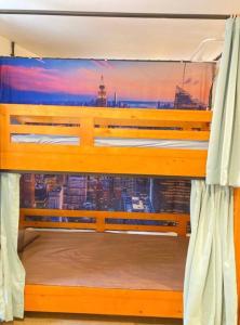 Palanda nebo palandy na pokoji v ubytování Minato Hostel