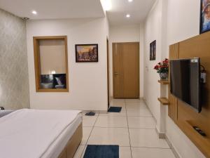 Mahadev Residency的电视和/或娱乐中心