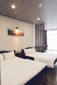 Postel nebo postele na pokoji v ubytování Vĩnh Tuấn Hotel
