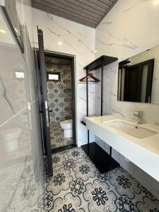 Koupelna v ubytování Vĩnh Tuấn Hotel + 37 fotografií