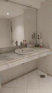 une salle de bain avec un lavabo et un miroir dans l'établissement Palma Resort A155 Chalet Hurghada, à Hurghada