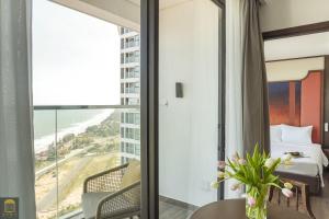 Ein Balkon oder eine Terrasse in der Unterkunft Apec Beach Mui Ne Resort