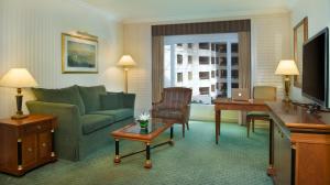 TV a/nebo společenská místnost v ubytování The Bristol Hotel