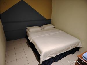 マラッカにあるTasik Staycationのベッド1台(枕2つ付)