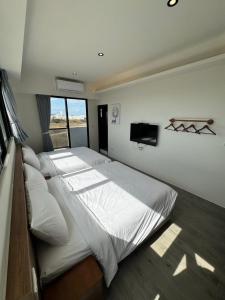 Un pat sau paturi într-o cameră la Tidal Stream Sea View B&B