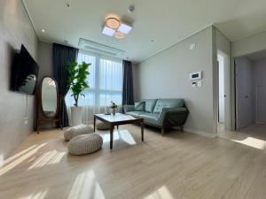 Predel za sedenje v nastanitvi Eunhasu D&M Residence