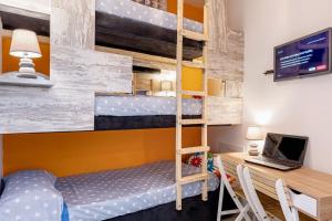 a bedroom with bunk beds and a desk with a laptop at Spacious apartment with pool in the heart of Murcia - 128 m² in Murcia