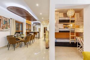 a dining room with a table and chairs and a bunk bed at Spacious apartment with pool in the heart of Murcia - 128 m² in Murcia