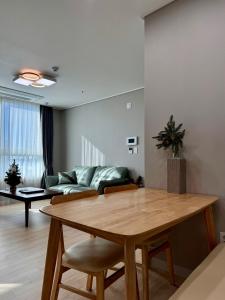 Predel za sedenje v nastanitvi Eunhasu D&M Residence