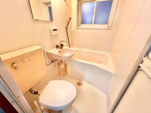 a small bathroom with a toilet and a sink at 千住4丁目2階 日本の和のお部屋スカイツリー9分秋葉原10分浅草12分 in Tokyo +17 photos