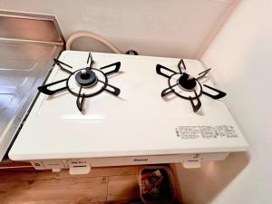 a stove top with two burners on top of it at 千住4丁目2階 日本の和のお部屋スカイツリー9分秋葉原10分浅草12分 in Tokyo