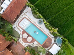 an overhead view of a swimming pool in a resort at Cabana Kedungu by Ini Vie Hospitality in Tanah Lot
