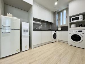Kuhinja oz. manjša kuhinja v nastanitvi Eunhasu D&M Residence
