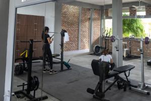 丹戎巴來卡里汶21 Karimun的给健身房里的女人拍照的女人 更多4张照片