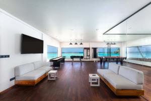 TV a/nebo společenská místnost v ubytování Veligandu Maldives Resort Island