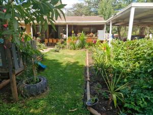 Farm On The Orchards外面的花园