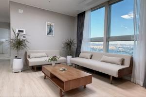 Predel za sedenje v nastanitvi Eunhasu D&M Residence