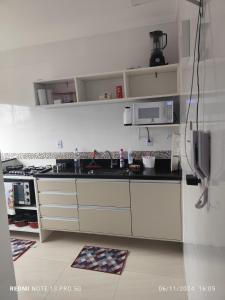 Kuchyň nebo kuchyňský kout v ubytování casa nova com ar condicionado e wi-fi ha 4 min do mar
